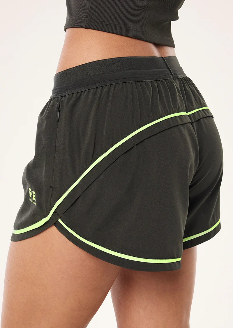 Linear short in caviar & lime - Image 4