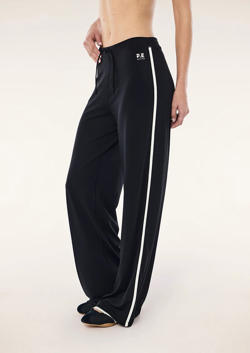 Cascade wide leg legging in black & whisper white - Image 3