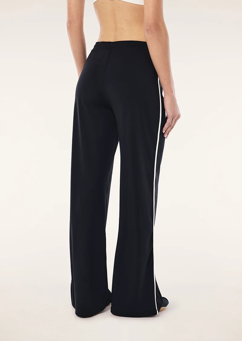 Cascade wide leg legging in black & whisper white - Image 4