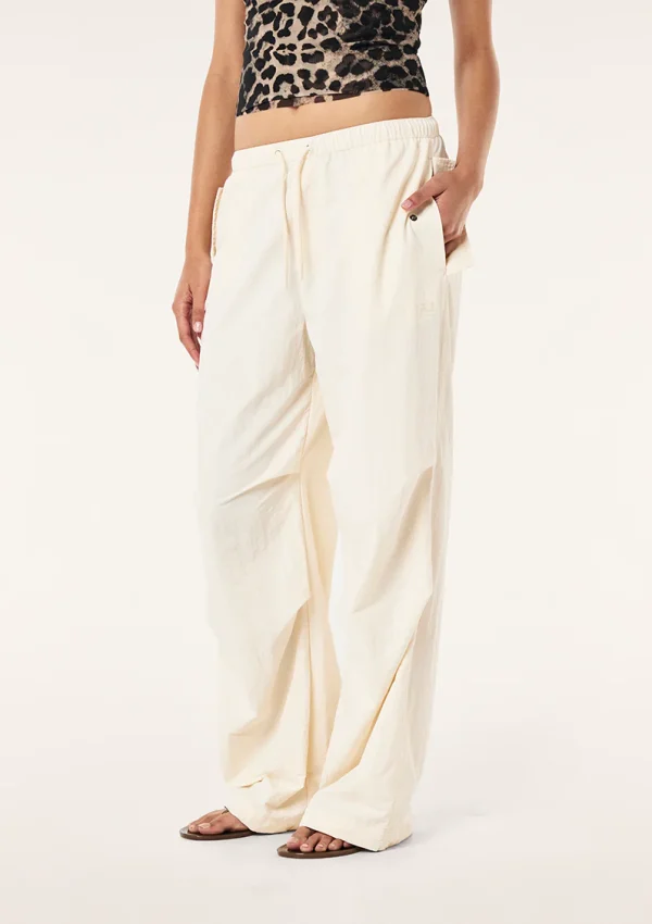 Discovery pant in whisper white 1
