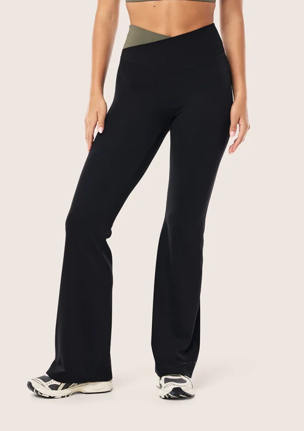WANDER FLARE LEGGING IN BLACK 3